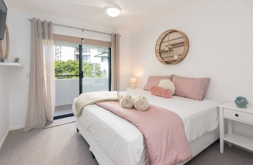Labrador Apartment | Walking distance to the Broadwater, Spacious 3 x Bedroom walk up Unit (no lift)