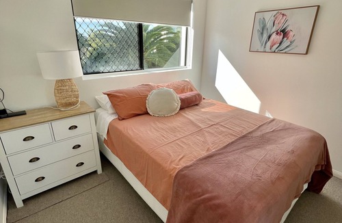Labrador Apartment | Walking distance to the Broadwater, Spacious 3 x Bedroom walk up Unit (no lift)