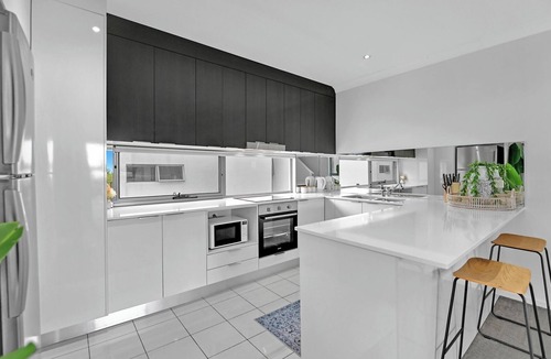 Carrara Apartment | Water View Modern Three-level Townhouse in Carrara