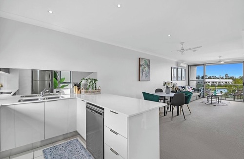 Carrara Apartment | Water View Modern Three-level Townhouse in Carrara