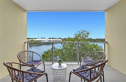 Carrara Apartment | Water View Modern Three-level Townhouse in Carrara