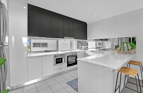 Carrara Apartment | Water View Modern Three-level Townhouse in Carrara
