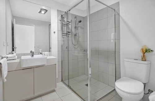 Carrara Apartment | Water View Modern Three-level Townhouse in Carrara