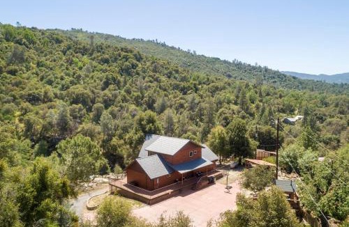 Yosemite Forks House | Waterfall Lodge near Yosemite Endless Pool, Hot Tub, Playground