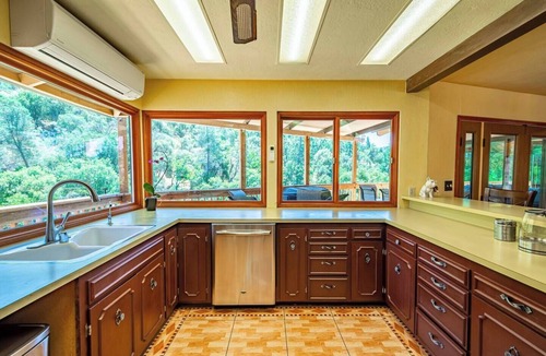 Yosemite Forks House | Waterfall View Retreat near Yosemite with Spas