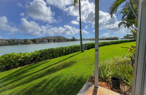 Portlock House | Waterfront Bliss at 3-Bedroom Tropical Townhouse