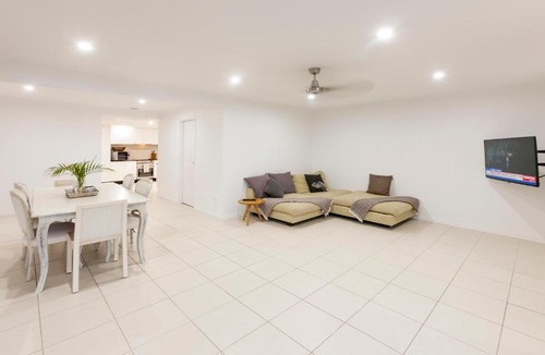 Mermaid Waters House | Waterfront Entertainer