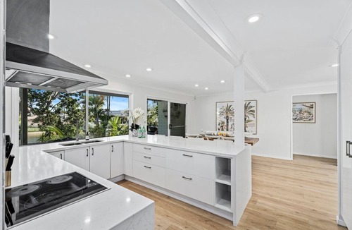 Bundall House | Waterfront Escape Sorrento, 5BD, Pool