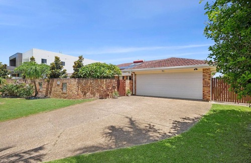 Runaway Bay House | Waterfront Family Home - Runaway Bay