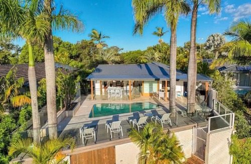 Broadbeach Waters House | Waterfront Family Entertainer
