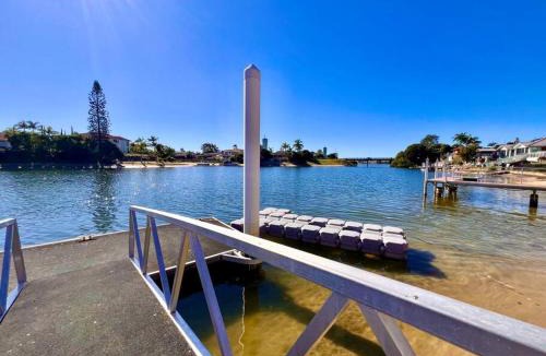Mermaid Waters Villa | Waterfront Family House with Pool, BBQ