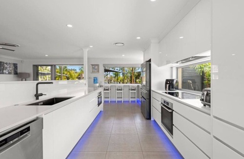 Bundall House | Waterfront home close to Surfers Paradise
