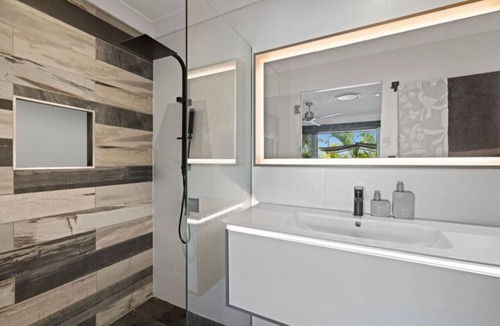 Bundall House | Waterfront home close to Surfers Paradise