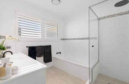 Bundall House | Waterfront home close to Surfers Paradise
