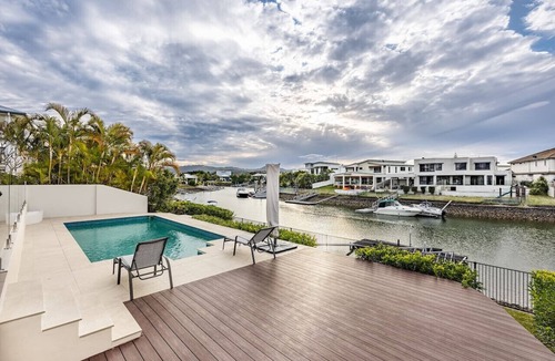 Helensvale House | Waterfront Lifestyle Holiday5B House nearThemePark
