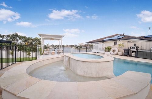 Mermaid Waters House | Waterfront Luxury 5Brs house with 3 pools near Surf Paradise/heated water
