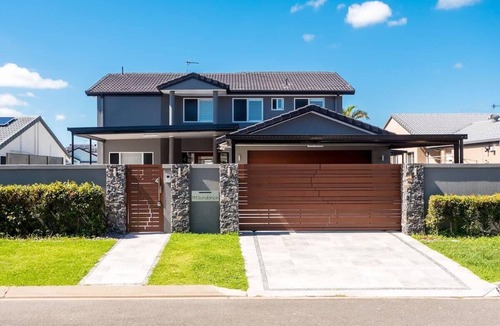Runaway Bay House | Waterfront Resort-Style Retreat - Runaway Bay