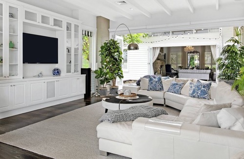 Ashmore House | Waterfront Retreat, Broadbeach Waters