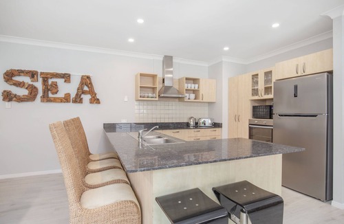 Robina House | Waterfront Serene Accom Private Spa Pet Hospital 10pplnn