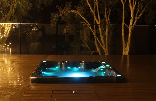 Robina House | Waterfront Serene Accom Private Spa Pet Hospital 10pplnn