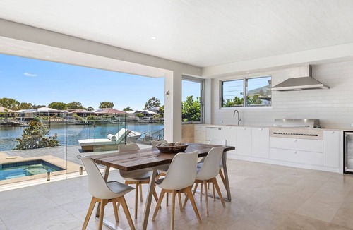 Pelican Waters House | Waterfront Showpiece