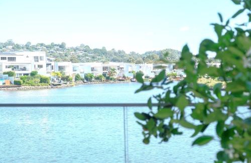 Maroochydore House | Waterfront Stay at Sunshine Villa