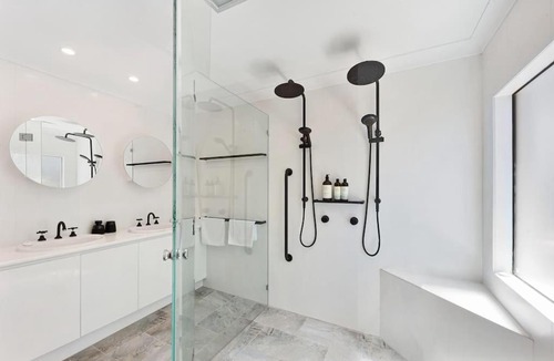 Gold Coast House | Waterfront Stunner, Huge 5 bed, Theme Parks, Pool, BBQ