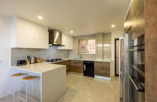 Labrador House | WaterFront Stunning Antique 4Rms 7Beds HolidayHome
