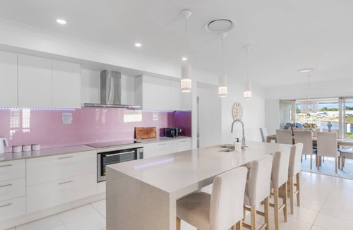 Banksia Beach House | Waters Edge, TOP NOTCH