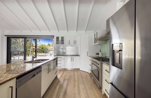 Broadbeach Waters House | Waterside Oasis Broadbeach 5 Bedroom Water Views. Pet Friendly