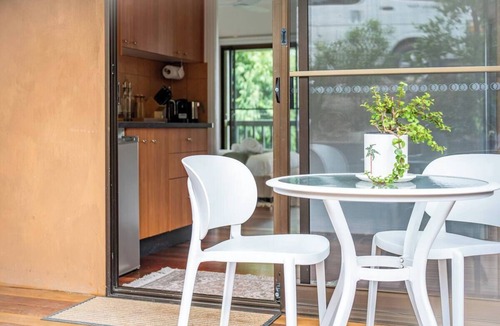 Mudgeeraba Cabin | Welcome to Cockatoo Cabin at Nebesa Nature Retreat