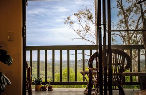 Mudgeeraba Cabin | Welcome to Cockatoo Cabin at Nebesa Nature Retreat