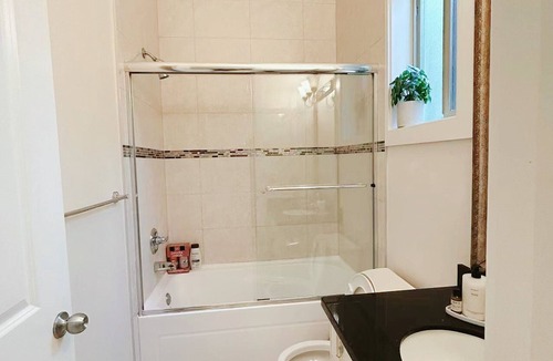 Richmond House | Welcome to Katie’s Room: Cozy 2-Bedroom, 9 Min Drive to Airport