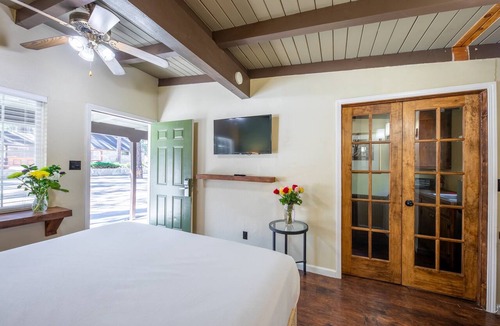 Tahoe Island Hotel | Welcoming 1-king bedroom lodge in South Lake Tahoe w/Kitchen