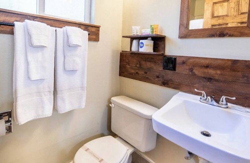 Tahoe Island Hotel | Welcoming 1-king bedroom lodge in South Lake Tahoe w/Kitchen