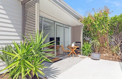 Burleigh Waters Apartment | Welcoming Studio with Pool Outlook