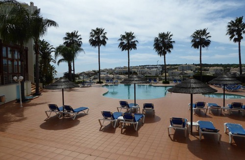 Porto de Mos Apartment | Well-equipped apartment with sun-drenched balcony