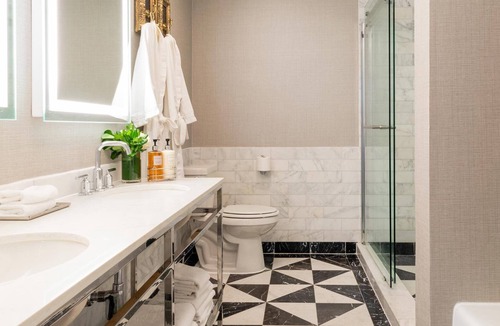 Norma Triangle Hotel | West Hollywood Oasis | Rooftop Pool & Luxury Suites l 2 Signature King Suite