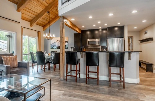 Mammoth Lakes House | Western Slope Villa 22