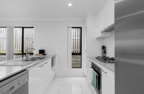 Pimpama House | Whispering Pines - Stylish 3BR Duplex close to M1