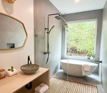 Ucluelet Apartment | White Haus 2 - Rainforest heaven close to beaches