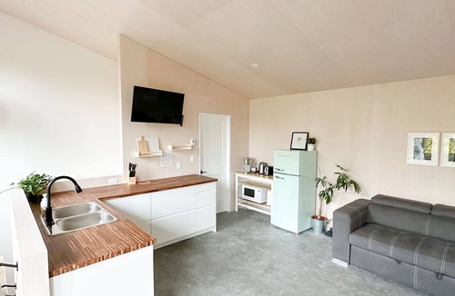 Ucluelet Cottage | White Haus - Cozy rainforest retreat 5 minutes walk to Big Beach and trails.