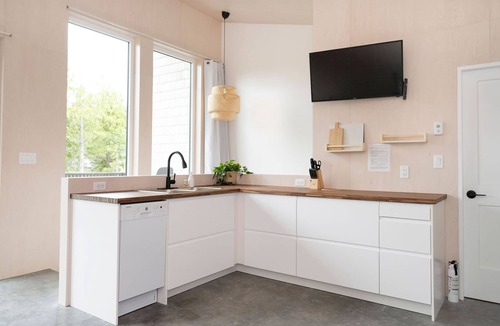 Ucluelet Cottage | White Haus - Cozy rainforest retreat 5 minutes walk to Big Beach and trails.