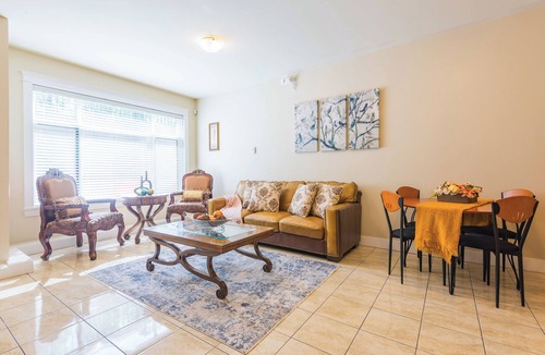 White Rock House | White Rock Beach Private Entrance Self Check-in Free Parking Equipped Kitchen WF