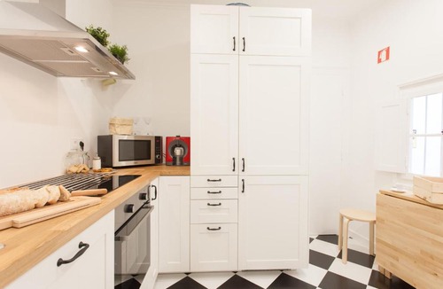 Sacramento Apartment | White Tiles in City Center