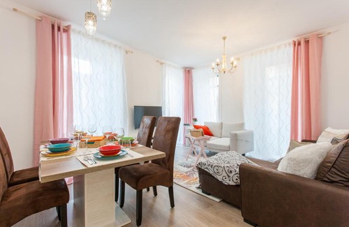 Sacramento Apartment | White Tiles in City Center