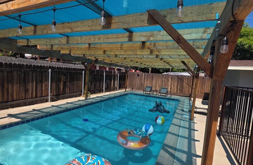 Bakersfield House | Wi-fi/Pool/Ac/Parking/Patio/Grill/Workspace/Ice Chest.
