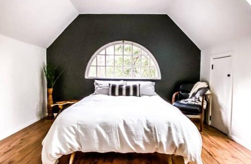 Idyllwild Apartment | Wildland Loft Serene Mountain Retreat w Fireplace AC Fire Pit Hammock Outdoor Lounge Area Record Player Pets OK