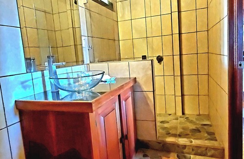Palma Cabin | Willy's Fish Camp, Hillside, Ocean View rooms, walk to markets, trails, beaches