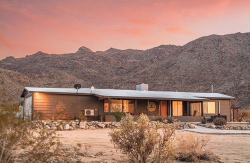 Twentynine Palms House | WKNDR Parkside ܍ By Park Entrance, Hot Tub, Stars, Private